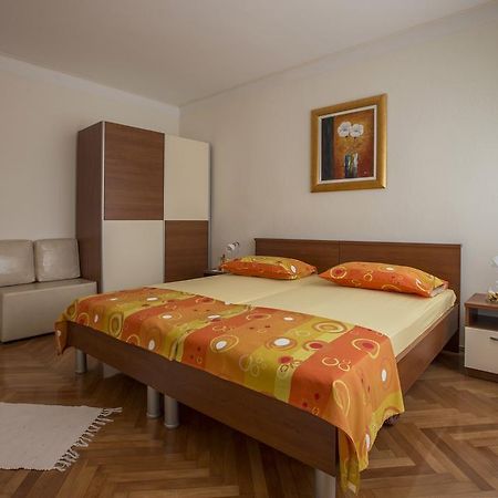 Dante Apartment Split Bilik gambar