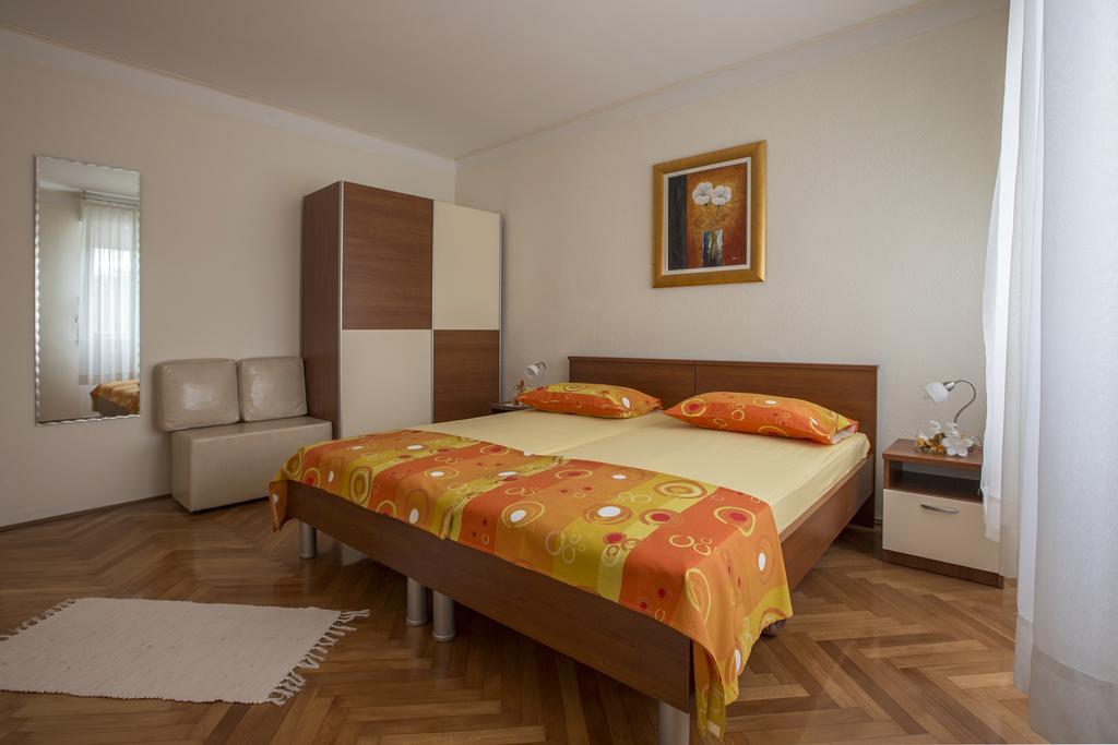 Dante Apartment Split Bilik gambar
